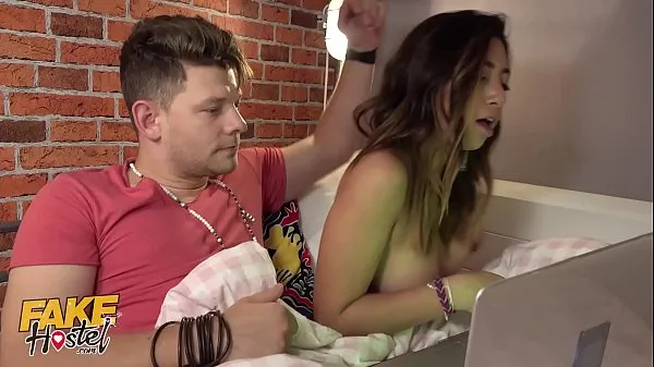 Velká Fake Hostel sneaky fuck on the bottom bunk while big tits masturbates on the top nová videa