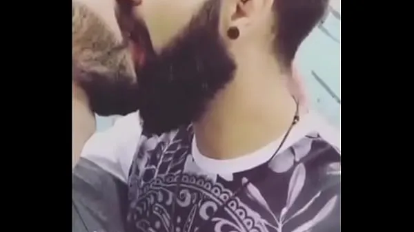 Store Hot Gay Kiss Between Two Bearded Guys nye videoer