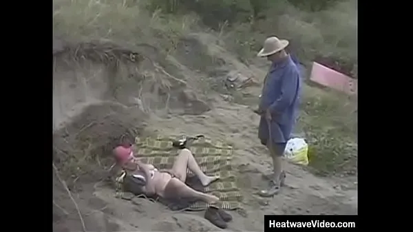 Grosses Un homme plus âgé fait une promenade relaxante sur la plage quand il tourne un coin et est complètement choqué de voir une vieille mamie se masturber nouvelles vidéos