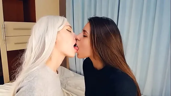 대규모 TWO BEAUTIFULS GIRLS FRENCH KISS WITH LOVE개의 새 동영상