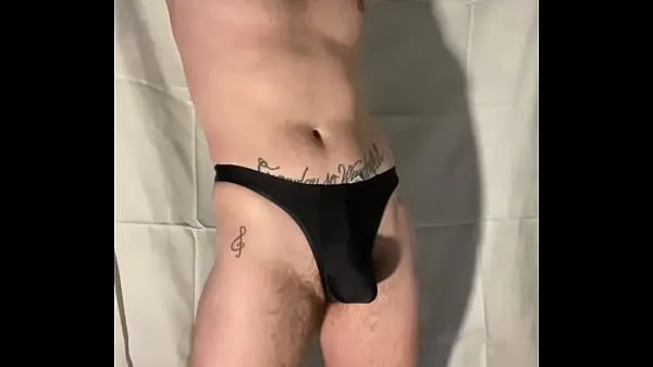Grote italian guy in thong shows cock nieuwe video's
