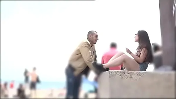 Store He proves he can pick any girl at the Barcelona beach nye videoer