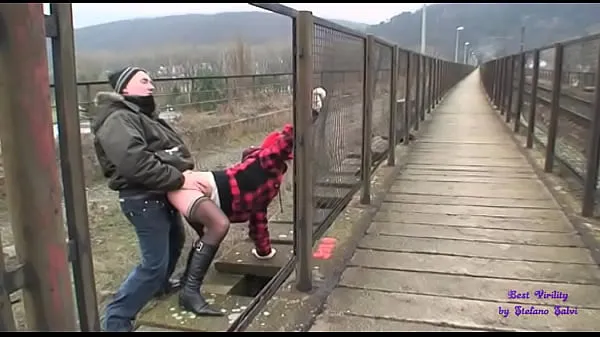 Stepdad picks up stepdaughter from school and then fucks her on a bridge مقاطع فيديو جديدة كبيرة