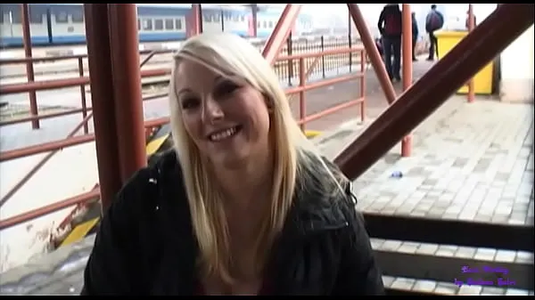 Grote A young blonde in exchange for money gets touched and buggered in an underpass nieuwe video's
