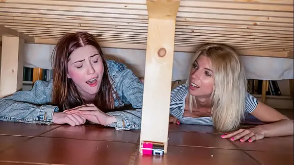 Pervert Young Guy Fucks His Stepmom and Stepsis Stuck Under The Bed Video baru yang besar