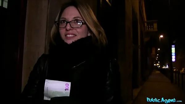 Grosses Agent public français babe à lunettes baisée sur un escalier public nouvelles vidéos