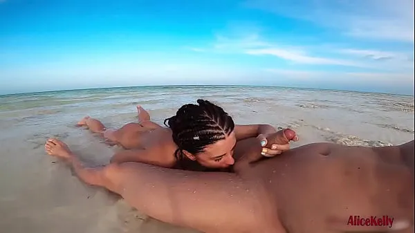 Veľké Nude Cutie Public Blowjob Big Dick and Swallows Cum on the Sea Beach nové videá