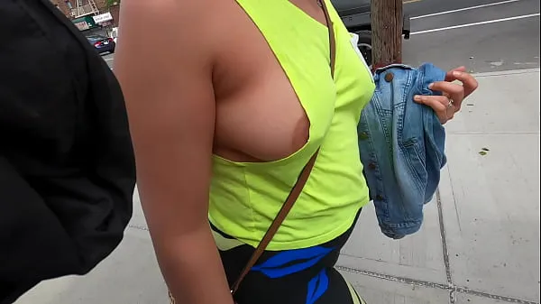 Grote Wife no bra side boobs with pierced nipples in public flashing nieuwe video's