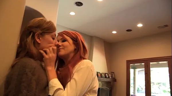 redhead MILF lesbian مقاطع فيديو جديدة كبيرة