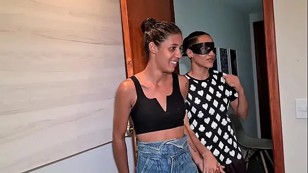 بڑے Brazilian lesb girl present her teen girlfriend with a group sex and can´t just look it - Trailler نئے ویڈیوز