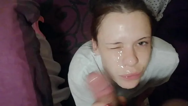 Store Naughty brunette gets a cum facial after being face fucked nye videoer