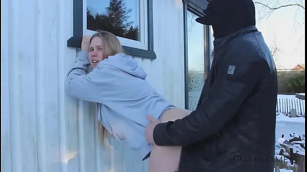 Outdoor winter fucking with curvy teen Maja مقاطع فيديو جديدة كبيرة