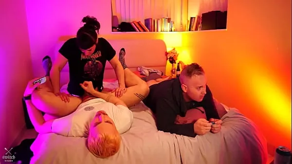 बड़े Two Guys are Gaming and Get Fucked by Dominatrix नए वीडियो
