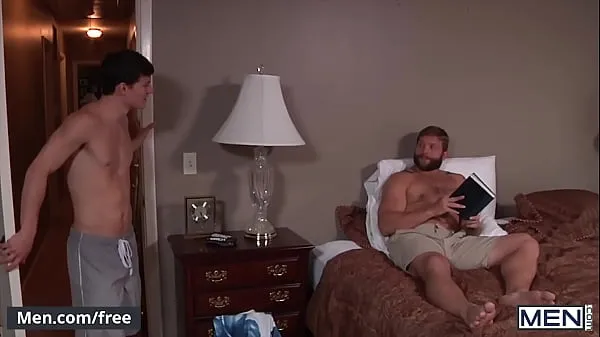Büyük Muscly Bear (Colby Jansen) Eats Twinks (Tyler Sweet) Tight Ass Before Pounding It Doggystyle - Men yeni Video