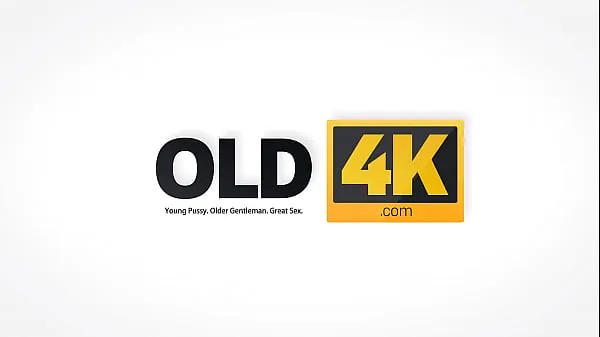 OLD4K. Old guitarist and adorable Euro brunette have sex on the sofa Video baharu besar