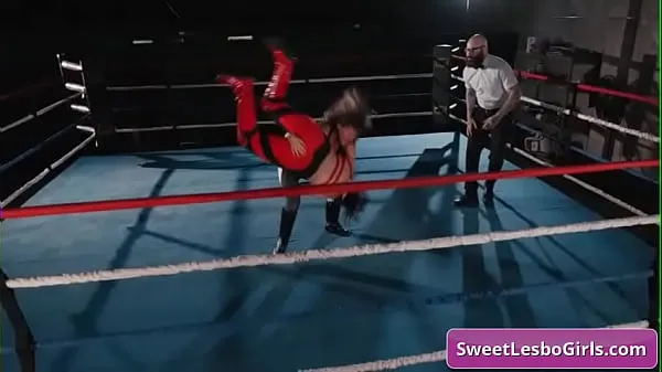 Veľké Sexy lesbian wrestlers Ariel X, Sinn Sage fighting in the ring and make out nové videá