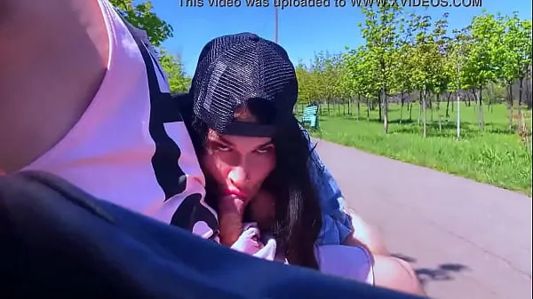 Veľké Blowjob challenge in public to a stranger, the guy thought it was prank nové videá
