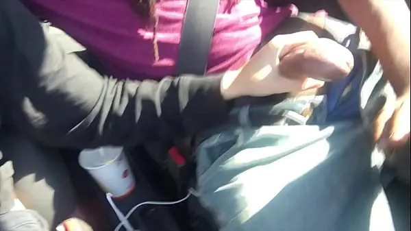 Μεγάλα Lesbian Gives Friend Handjob In Car νέα βίντεο