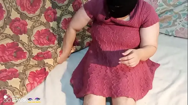 Μεγάλα Indian milf with big boobs massaging her beautiful sexy body on bed νέα βίντεο