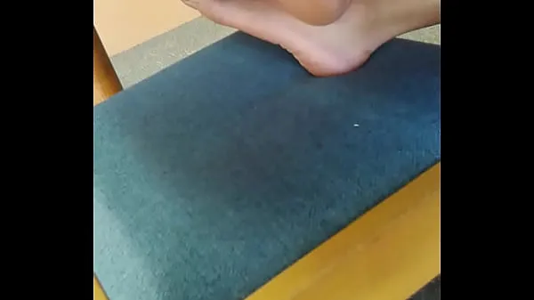 Studying Barefoot Exposing Soles مقاطع فيديو جديدة كبيرة