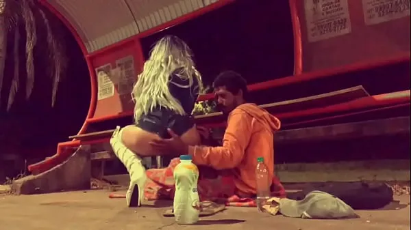 Grote STREET RESIDENT LICKED THE GOSTOSO CUZINHO OF THE NAUGHTY ON THE SIDE OF THE BUSY ROAD nieuwe video's