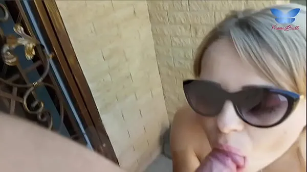 Veľké While her daddy is smoking in the yard she is blowing off her boyfriend nové videá