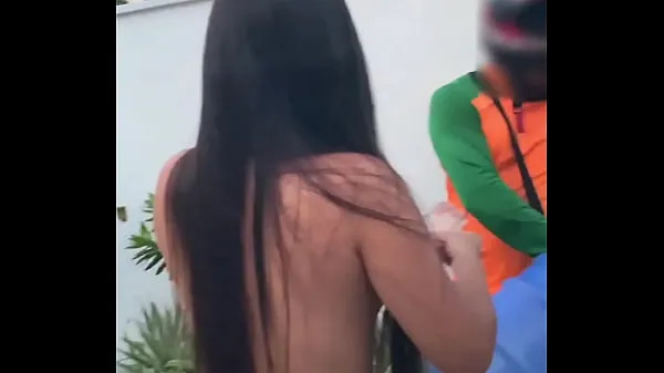 Grote Naughty wife received the water delivery boy totally naked at her door Pipa Beach (RN) Luana Kazaki nieuwe video's