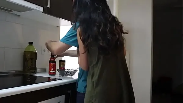 Grote Chinese beauty fell in love with a big cock while studying abroad, and was fucked wildly in the kitchen by a foreign friend while her boyfriend was not there nieuwe video's