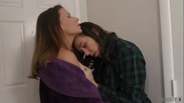 Sexy Lesbian Ariel X Kissing Sinn Sage then taking her big hard cocklike strapon Video mới lớn