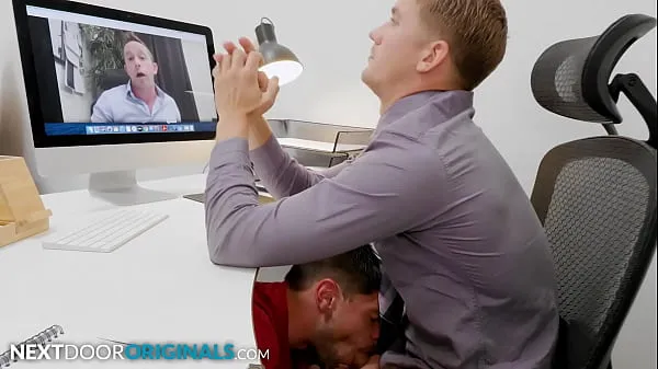 Isoja Distracted Brandon Sucked During Virtual Meeting - NextDoorStudios uutta videota