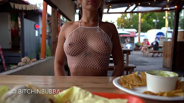 Tits exposed at the restaurant Video baharu besar