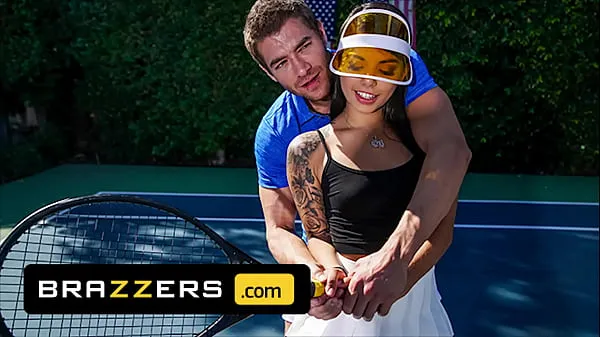 Große Xander Corvus) Massages (Gina Valentinas) Foot To Ease Her Pain They End Up Fucking - Brazzersneue Videos