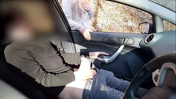 Grote Public cock flashing - Guy jerking off in car in park was caught by a runner girl who helped him cum nieuwe video's