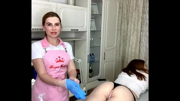 Veľké Pretty girl with very sexy legs and a gorgeous ass came for waxing nové videá