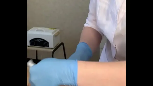 بڑے The patient CUM powerfully during the examination procedure in the doctor's hands نئے ویڈیوز
