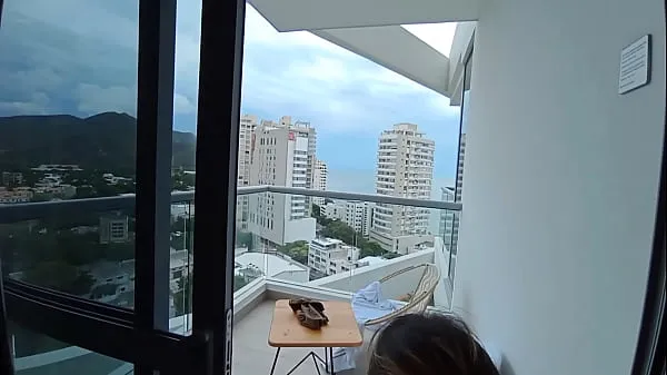 بڑے Ella entró a hacer aseo a la habitación y me la follé en el balcón نئے ویڈیوز