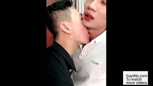 大Two slim Asian twinks enjoy their first sex新视频