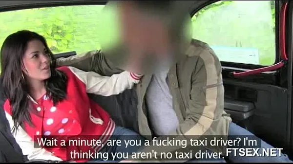 بڑے Brunette babe doesn't want to pay the taxi driver نئے ویڈیوز