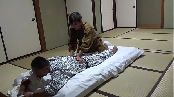 Big Seducing a Waitress Who Came to Lay Out a Futon at a Hot Spring Inn and Had Sex With Her! The Whole Thing Was Secretly Caught on Camera in the Room new Videos