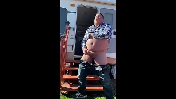 بڑے Horny Chubby Guy Cums in the Campground نئے ویڈیوز