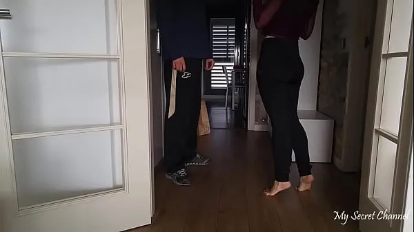 Isoja Girl Paying Delivery Guy uutta videota
