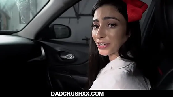 Büyük step Dad Lifts Up Teen Daughter's Skirt After class- Jasmine Vega yeni Video