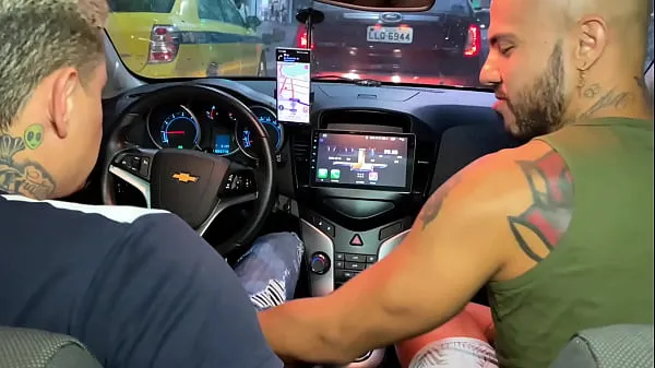Motorista de uber ganha mamada no carro e pede pra fuder minha bunda em casa ( brunohot25 Video baharu besar