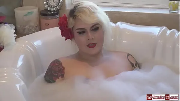 बड़े Tattooed trans stepmom Isabella Sorrenti makes her stepson suck her dick to give him blonde tgirl facefucks him and the ts anal fucks him नए वीडियो