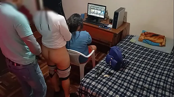 cuckold wife talks to her friend while I fuck her from behind: my wife is fixing her hair while I take advantage of her rich friend, I put my big cock in her and I fuck her very hard without making noise Video baharu besar