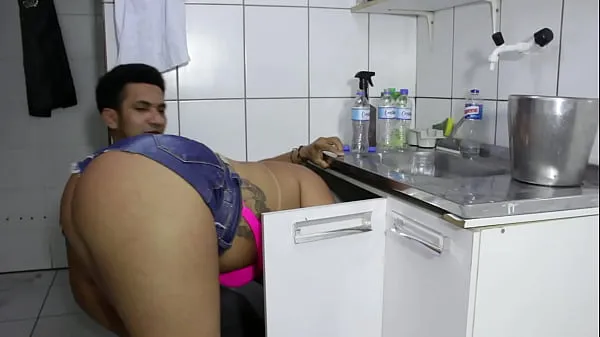 大The cocky plumber stuck the pipe in the ass of the naughty rabetão. Victoria Dias and Mr Rola新视频