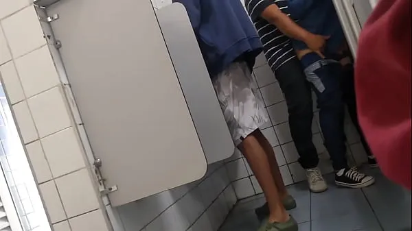 Veliki fuck in the public bathroom novi videoposnetki