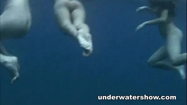 Grote Three girls swimming nude in the sea nieuwe video's