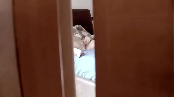 Nagy Spying behind a door a teen stepdaughter masturbating in bedroom and coming very intense új videók