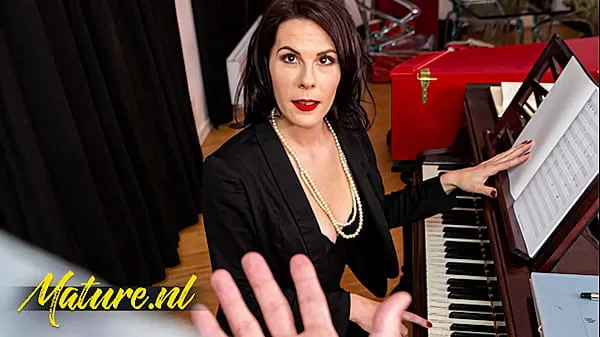 大きなモンスターコックによって彼女のお尻に犯されたフランスのピアノ教師新しい動画